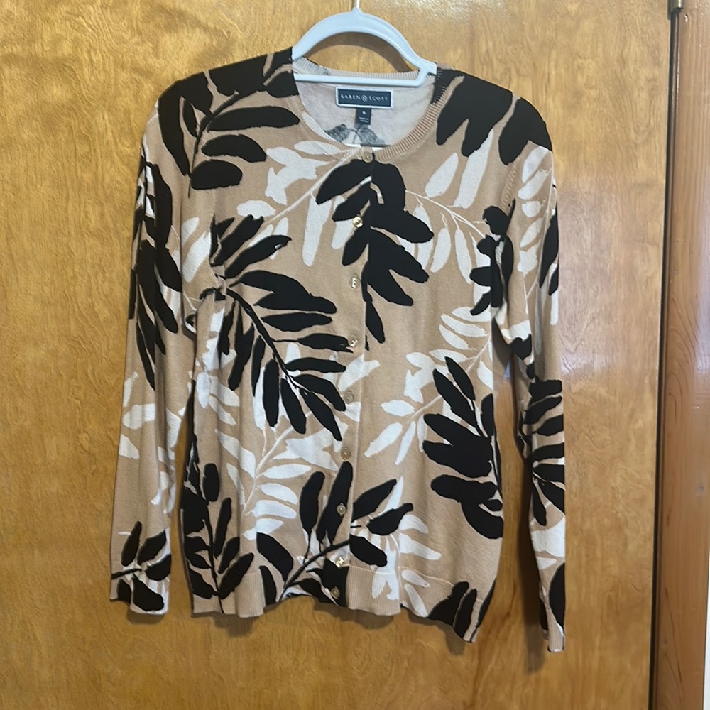Floral cárdigan.